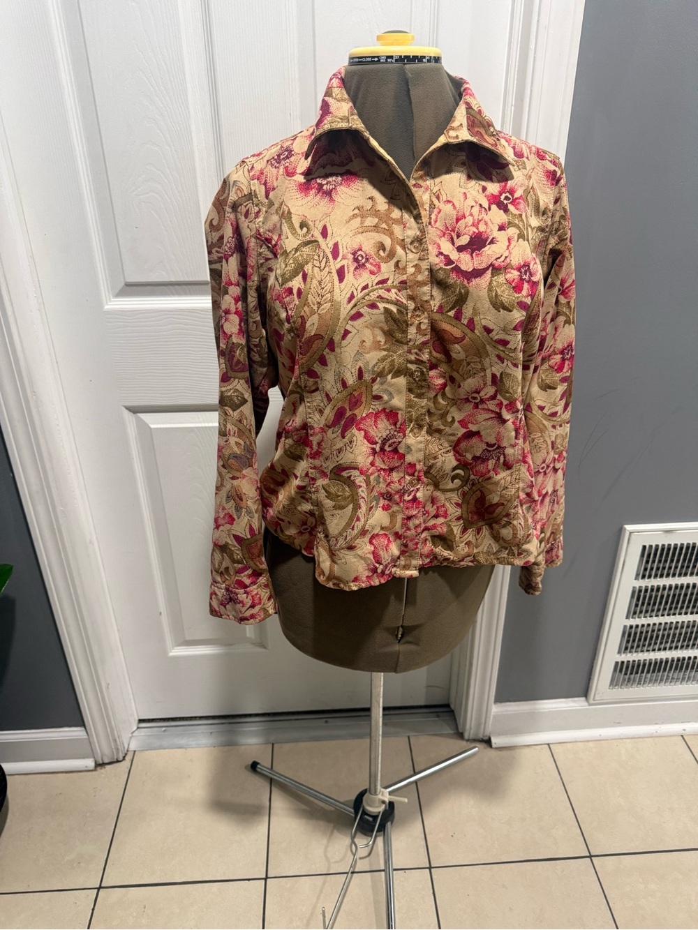 Floral Button-Front Collared Shirt in Beige and Pink